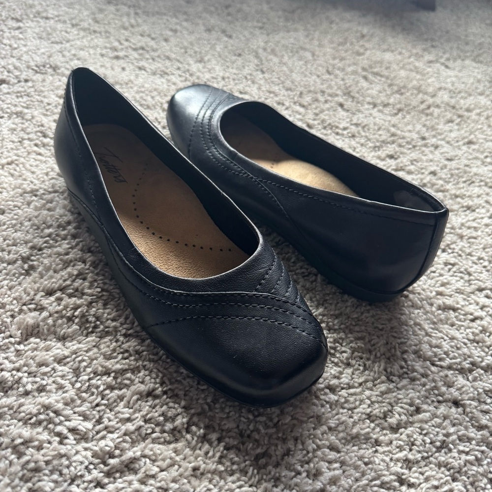 Trotters Sasha Black Leather Slip On Flats Size 8m
